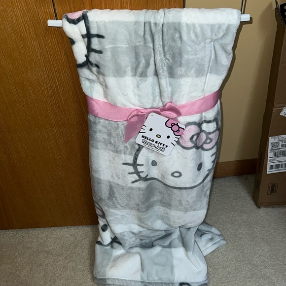 NEW Hello Kitty 60”x70” Throw